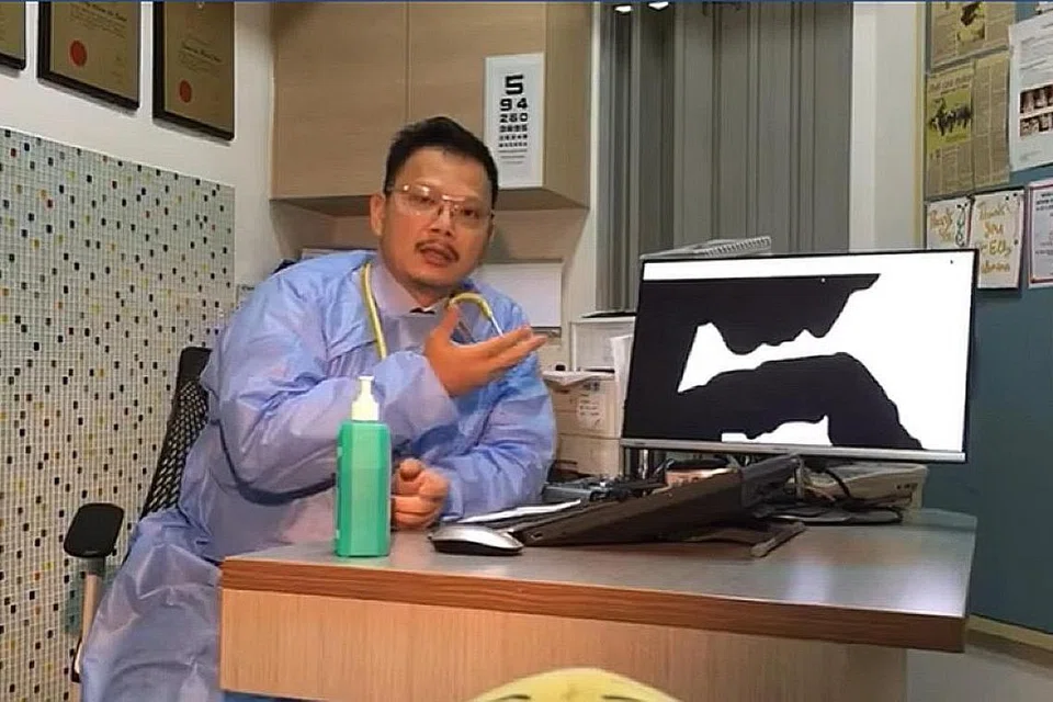 BERWASPADA: Dr Zuraimi Mohamed Dahlan antara yang tampil dalam video panduan ziarah orang tua. Antara nasihat yang diberi ialah patuh syarat yang ditetapkan, jaga jarak selamat dan elak bersalaman. - Foto MASAGOS ZULKIFLI MASAGOS MOHAMAD/FACEBOOK