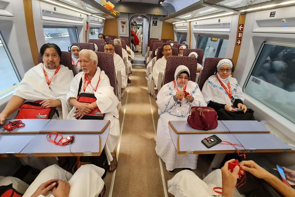 KEMUDAHAN MODEN: Jemaah dari Hahnemann Travel berpeluang menggunakan   kereta api laju antara Makkah-Madinah dan menyifatkan pengalaman mereka selama dua jam antara Makkah-Madinah amat memuaskan