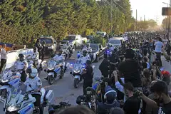 SELAMAT TINGGAL TERAKHIR: Ribuan orang membanjiri jalan raya Buenos Aires yang dilalui kereta jenazah Maradona ke tanah perkuburan di pinggir ibu kota Argentina itu untuk mengucapkan selamat tinggal terakhir. - Foto EPA-EFE, REUTERS