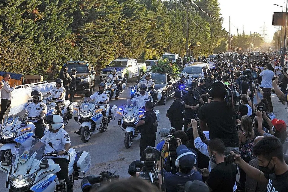 SELAMAT TINGGAL TERAKHIR: Ribuan orang membanjiri jalan raya Buenos Aires yang dilalui kereta jenazah Maradona ke tanah perkuburan di pinggir ibu kota Argentina itu untuk mengucapkan selamat tinggal terakhir. - Foto EPA-EFE, REUTERS