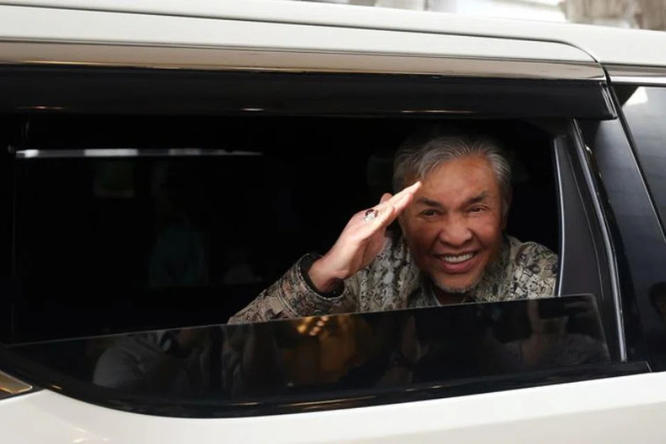 Datuk Seri Dr Ahmad Zahid Hamidi melambai dari dalam kenderaan selepas kekal dilepas dan dibebaskan daripada 40 tuduhan rasuah pada 12 Disember.