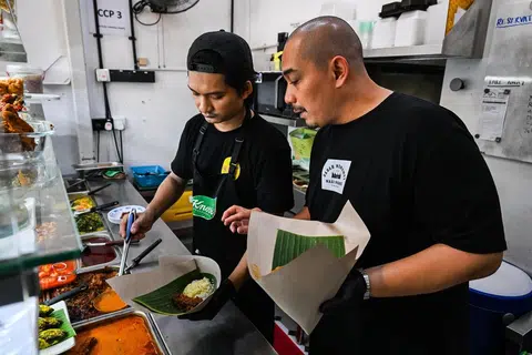 Pemilik Sabar Menanti, Encik Iszahar Tambunan (kanan), yang mengambil alih pada 2022, kini menguruskan perniagaan Sabar Menanti dengan pasukan kecil, tidak melebihi 10 orang.