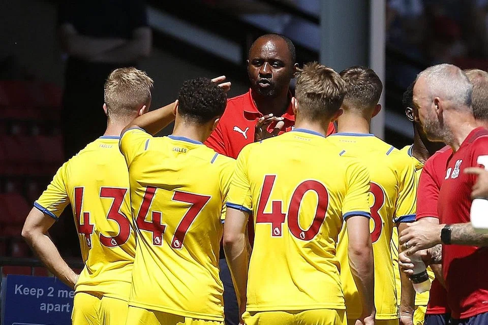 MAHUKAN YANG TERBAIK: Vieira berkomunikasi bersama pemainnya semasa perlawanan menentang Walsall baru-baru ini. - Foto REUTERS