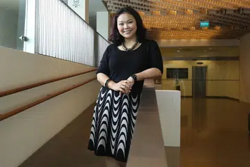 AJAK PENONTON BERFIKIR: Siti Khalijah senangi peluang membuat persembahan seperti 'How Did The Cat Get So Fat?' yang tampak santai tetapi sebenarnya meneroka isu harian penduduk Singapura - Foto BH oleh PUTRI MARDHIYAH YAZID