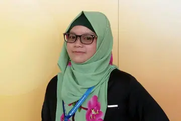 CIK NURUL: Tidak teragak-agak menawarkan tenaga secara sukarela. Ini kerana beliau mahu mainkan peranan dalam menyumbang untuk membantu meringankan beban kerja tambahan. - Foto HOSPITAL REN CI 
