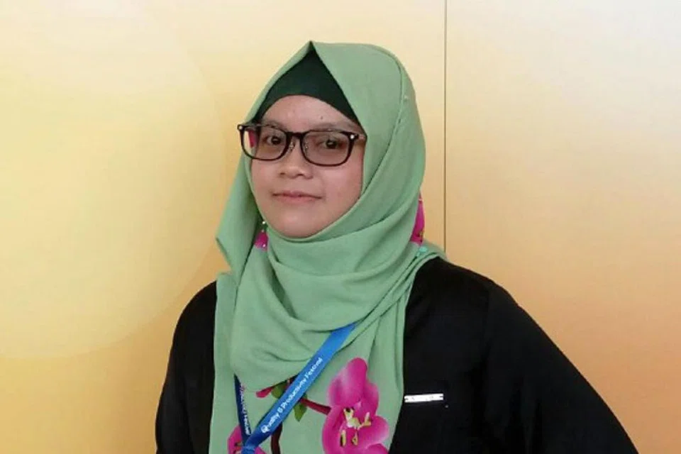 CIK NURUL: Tidak teragak-agak menawarkan tenaga secara sukarela. Ini kerana beliau mahu mainkan peranan dalam menyumbang untuk membantu meringankan beban kerja tambahan. - Foto HOSPITAL REN CI 
