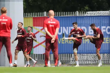 Para pemain Poland (dari kiri) Kamil Grosicki, Sebastian Szymanski, Robert Lewandowski dan Sebastian Walukiewicz gigih berlatih di bawah pemantauan pasukan jurulatih dalam sesi latihan di Hanover, Jerman menjelang perlawanan mereka menentang Perancis. 