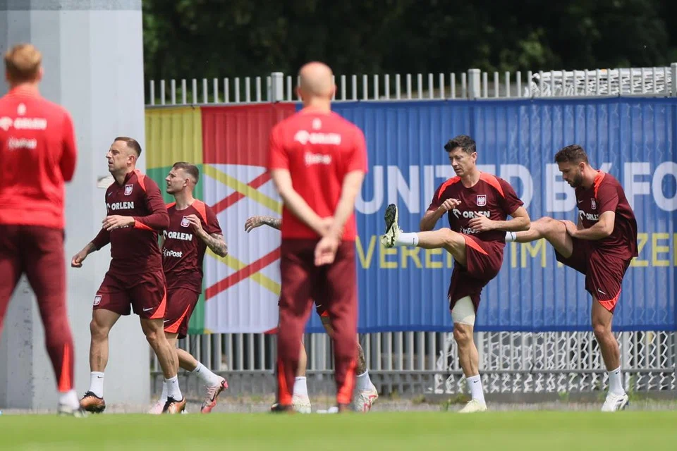 Para pemain Poland (dari kiri) Kamil Grosicki, Sebastian Szymanski, Robert Lewandowski dan Sebastian Walukiewicz gigih berlatih di bawah pemantauan pasukan jurulatih dalam sesi latihan di Hanover, Jerman menjelang perlawanan mereka menentang Perancis. 