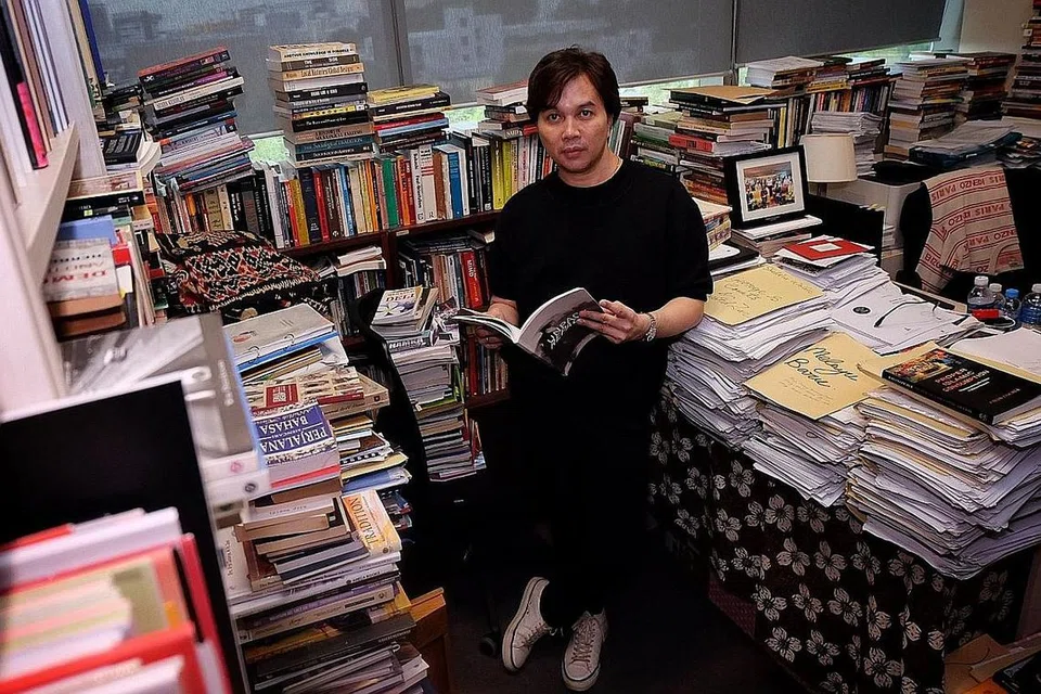 KAJI DENGAN KRITIS: Lebih ramai pakar yang mahir dalam mengkaji sastera secara kritis diperlukan, kata pensyarah pengajian Melayu di NUS, Dr Azhar Ibrahim (atas). - Foto BM oleh KHALID BABA