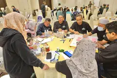 Hadirin sedang berbincang dengan tekun pada acara, ‘Joint Retreat 2025’, atau rahat bersama, anjuran Masjid Ar-Raudhah dan Masjid Hussain Sulaiman pada Januari 2025.