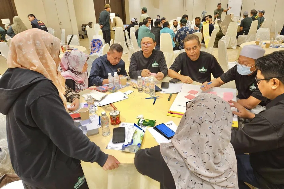 Hadirin sedang berbincang dengan tekun pada acara, ‘Joint Retreat 2025’, atau rahat bersama, anjuran Masjid Ar-Raudhah dan Masjid Hussain Sulaiman pada Januari 2025.