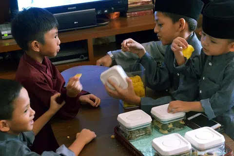 Tradisi Hari Raya lama di mana kanak-kanak beraya di rumah orang yang mereka tidak kenali kini jarang kelihatan, lebih-lebih lagi di kawasan perumahan yang mengutamakan privasi.