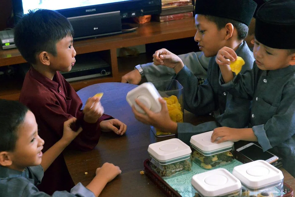 Tradisi Hari Raya lama di mana kanak-kanak beraya di rumah orang yang mereka tidak kenali kini jarang kelihatan, lebih-lebih lagi di kawasan perumahan yang mengutamakan privasi.