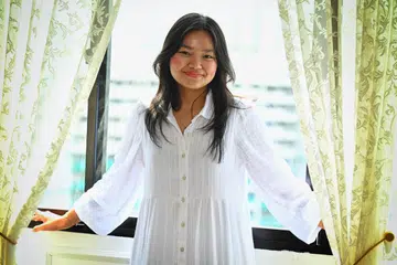 CEMERLANG DI ANTARABANGSA: Tidak pernah terbayang oleh Cik Tohfah Jumadi, 20 tahun, warga Singapura yang dibesarkan di Dubai,  meraih dua anugerah antarabangsa daripada Lembaga Peperiksaan Cambridge pada 2022 – anugerah ‘Terbaik di Dunia untuk Bahasa Inggeris Peringkat A’ dan anugerah ‘Prestasi Tinggi dalam Kesusasteraan’.