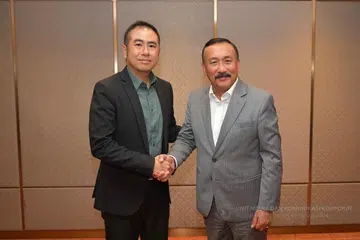 Ketua Pengarah Agensi Antidadah Kebangsaan Malaysia (AADK), Datuk Ruslin Jusoh (kanan) bersama Timbalan Pengarah (Operasi) Biro Narkotik Pusat Singapura (CNB), Encik Aaron Tang, selepas mempengerusikan bersama mesyuarat dua hala di Kuala Lumpur pada 15 September.