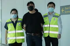 DITANGKAP AKHIRNYA: David Khong Siak Meng (tengah) kembali ke Singapura kelmarin dan ditangkap oleh pegawai dari Jabatan Ehwal Komersial. - Foto PASUKAN POLIS SINGAPURA