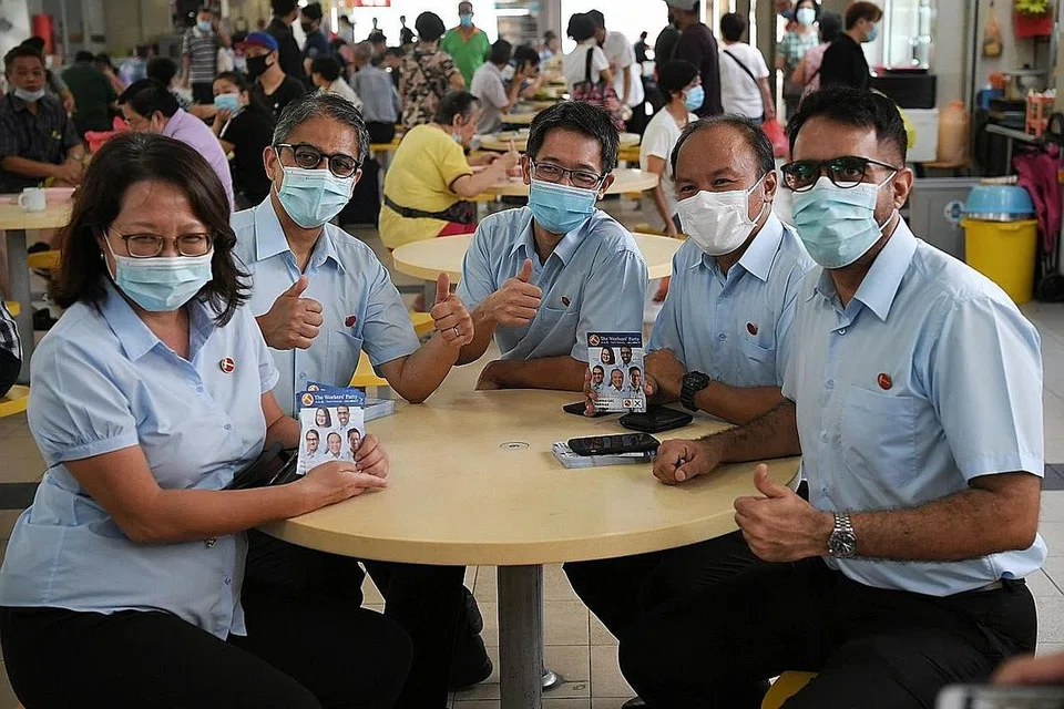 PERTAHANKAN ALJUNIED: Mengikut kiraan sampel, GRC Aljunied yang diketuai oleh Setiausaha Agung Parti Pekerja (WP) Encik Pritam Singh (paling kanan) dan dianggotai (dari kiri) Cik Sylvia Lim, Encik Leon Perera, Encik Encik Gerald Giam dan Encik Muhamad Faisal Abdul Manap berjaya mempertahankan kawasan undi mereka dengan 60 peratus undi. - Foto fail 
