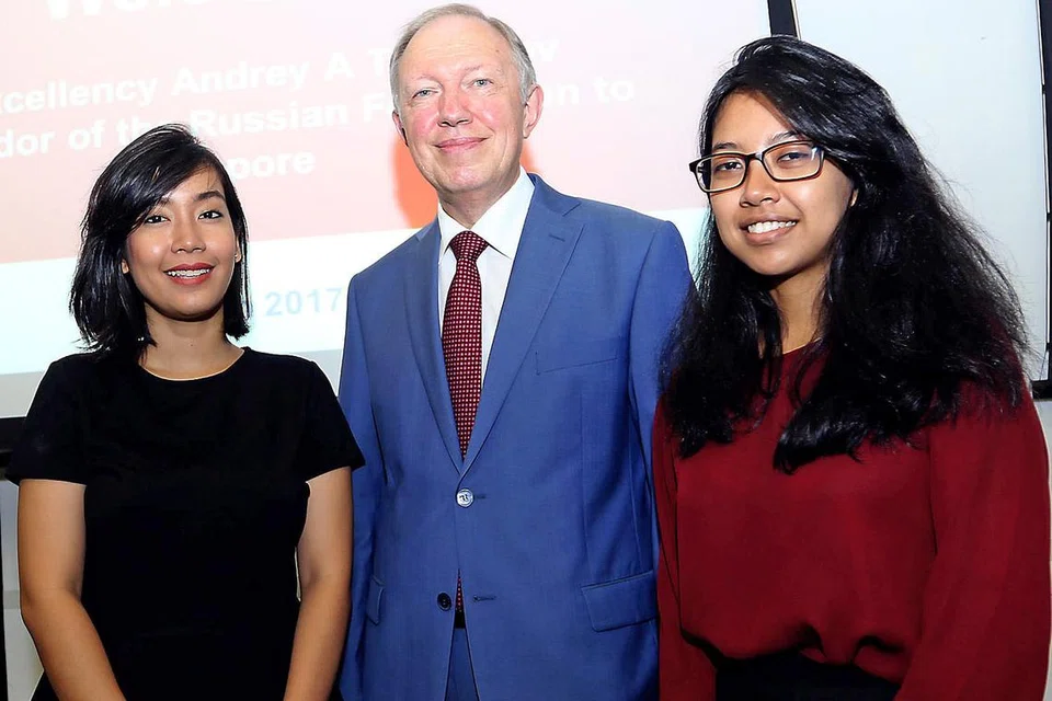 MENGALU-ALUKAN LANGKAH NTU: (Dari kiri) Cik Nur Sadrina Mohd Shah, yang mengambil mata pelajaran Bahasa Isyarat Singapura; Duta Besar Persekutuan Russia ke Singapura, Encik Andrey A. Tatarinov; dan Cik Nur Shimma Abdul Rahim, yang mengambil kursus Bahasa Russia; berada di Universiti Teknologi Nanyang (NTU) semalam sewaktu lawatan Encik Tatarinov ke universiti itu. - Foto SHAHRIYA YAHYA
