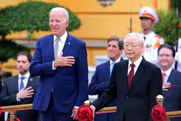 KUKUH HUBUNGAN: Presiden Amerika Syarikat, Encik Joe Biden (kiri) bersama Ketua Parti Komunis Vietnam, Encik Nguyen Phu Trong dalam lawatan dua hari Encik Biden ke Vietnam pada Ahad. 