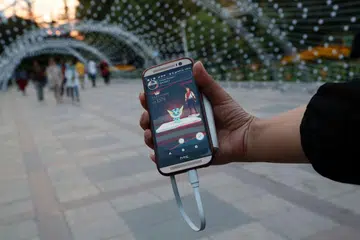 Seorang pemain bermain Pokemon Go di Taman Mellat di utara Teheran pada 3 Ogos 2016. Iran mengharamkan permainan itu, tetapi anak-anak muda celik teknologi tidak mengendahkan larangan tersebut. 