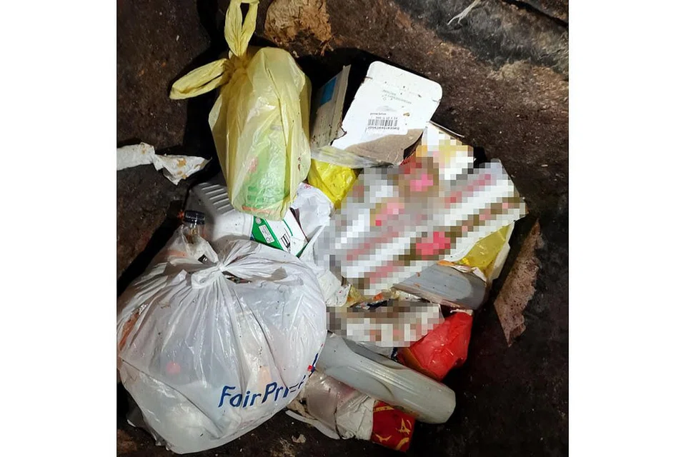 ROKOK DIBUANG: Suspek kedua telah membuang 18 paket dan satu karton rokok ke bawah pelongsor sampah apabila mendapat tahu rakannya telah diberkas (gambar atas). - Foto BH oleh ZAIHAN MOHAMED YUSOF 