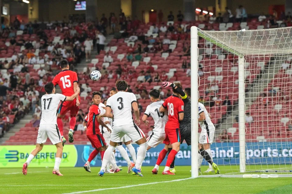 Pemain pertahanan Singapura, Lionel Tan menjaringkan gol pada minit satu perlawanan, tetapi jaringan beliau dibatalkan kerana pemain Hong Kong didapati dikasari semasa jaringan tersebut. 