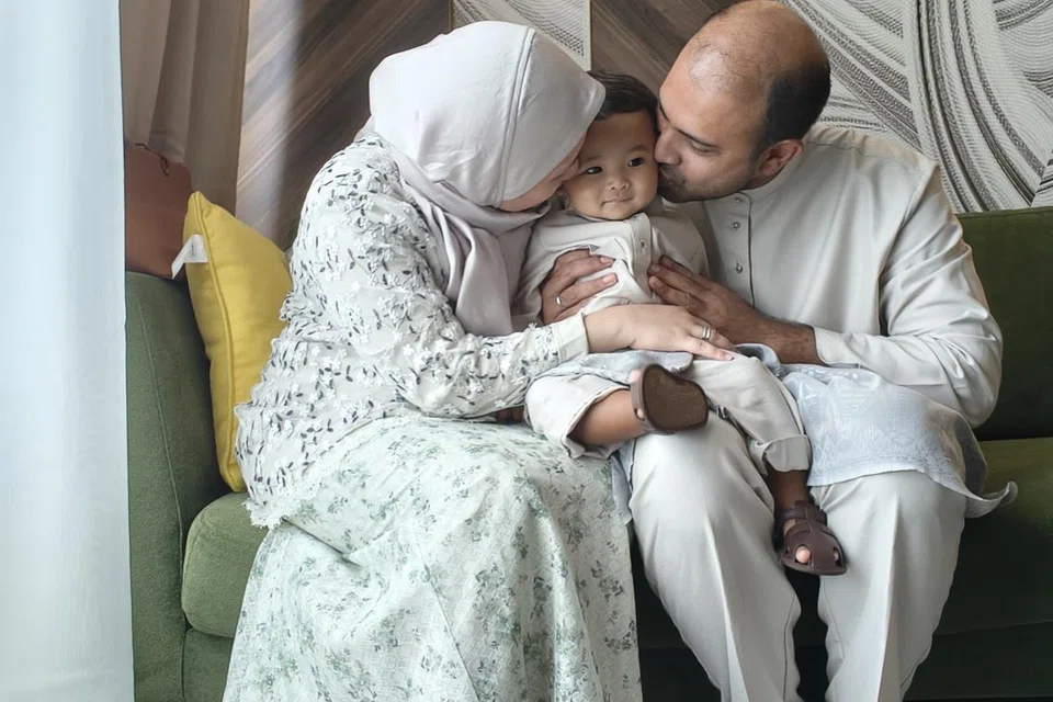 Cik Fazirah Sa’im (kiri) bersama suami, Encik Fathuddin Abdul Hamid, dan anak mereka, Fayyadh, yang kini berusia 16 bulan.