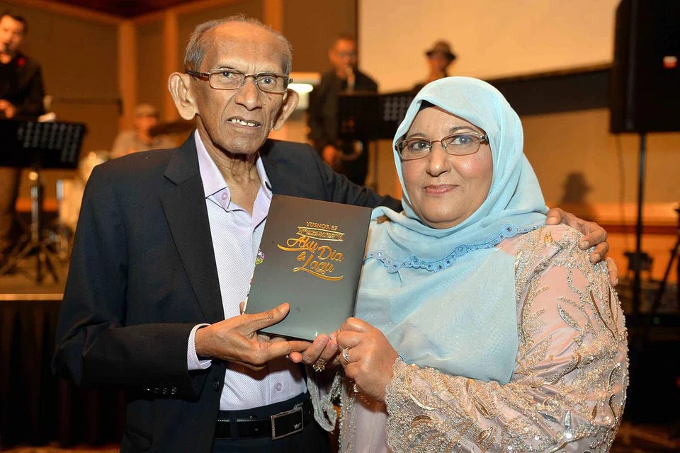 KOMPILASI LAGU MTV: Penulis lirik mapan Singapura, Encik Yusnor Ef, dan isterinya, Cik Jamila Jan, menyambut ulang tahun perkahwinan mereka ke-50 pada 8 Mei lalu di hotel Sheraton Towers. Album kompilasi lagu-lagu MTV, Aku, Dia & Lagu, turut dilancar pada majlis itu. - Foto M.O. SALLEH