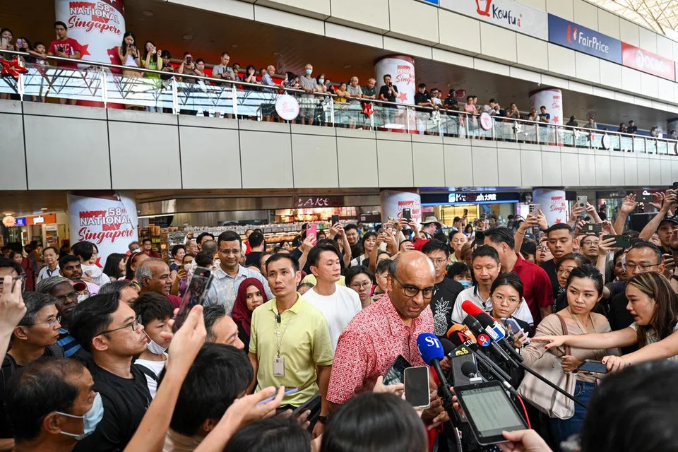 TEMUI RAKYAT: Bakal Presiden, Encik Tharman Shanmugaratnam, bercakap dengan media di akhir kunjungannya ke beberapa lokasi di serata Singapura untuk mengucapkan terima kasih kepada penyokongnya.  