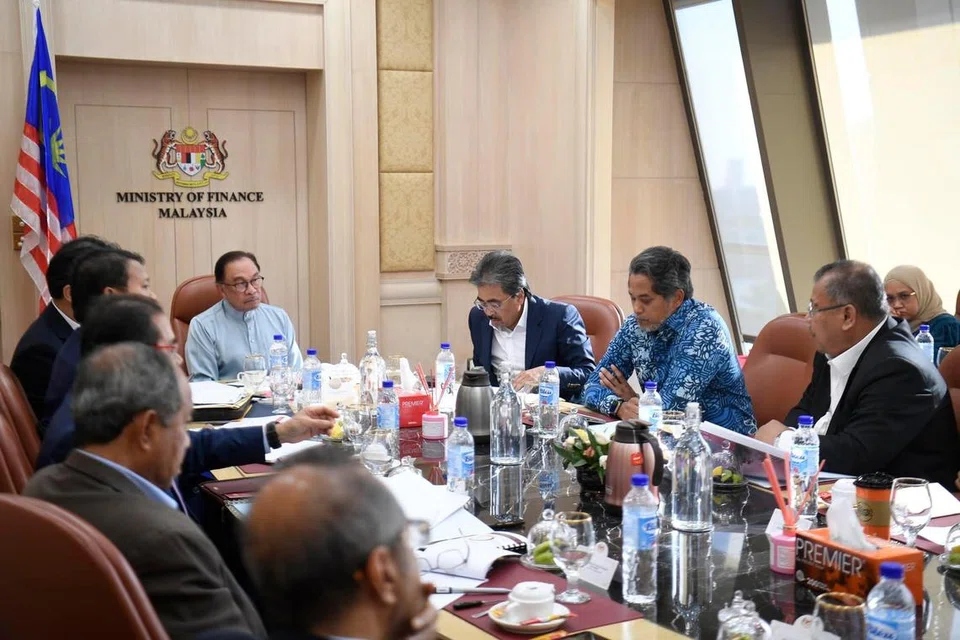 HADIR MESYUARAT: Encik Khairy Jamaludin (dua dari kanan) kelihatan hadir di mesyuarat mengenai hala tuju ekonomi negara yang dipengerusikan Perdana Menteri Datuk Seri Anwar Ibrahim (baju biru muda).