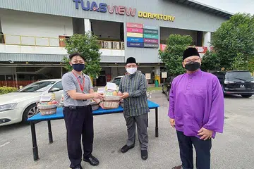 PRIHATIN: Di samping mengadakan pertemuan di alam maya, Ustaz Dr Mohammad Hannan Hassan (atas, tengah) dan beberapa rakan kerja dari Masjid Assyakirin melawat dormitori pekerja migran yang terlibat dalam satu kemalangan jalan raya baru-baru ini. - Foto USTAZ DR MOHAMMAD HANNAN HASSAN / FACEBOOK