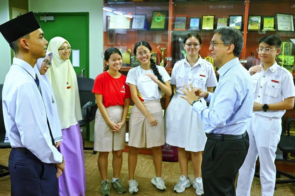 Pemangku Menteri Bertanggungjawab bagi Ehwal Masyarakat Islam merangkap Menteri Negara Kanan (Ehwal Dalam Negeri), Profesor Madya Dr Muhammad Faishal Ibrahim (dua dari kanan) beramah mesra dengan para pelajar dari sekolah madrasah dan sekolah Rancangan Bantuan Khas (SAP) yang merangkumi (dari kiri) Ahmad Eimran Darwisy Mohammad Suhaimi; Nur Alya Nabilah Muhammad Farid; Dhiya’ Ulfah Mohammad Rizal; Djie Atria; Sophia Or Wei Yin; Koo Zi Han; dan Kieran Teng Kai Le di Seminar Madrasah Kelapan yang diadakan di Madrasah Aljunied yang terletak di Victoria Lane pada 17 November.