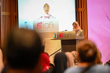 PASTIKAN SEIMBANG: Puan Halimah Yacob menggesa agar lebih banyak usaha dilakukan untuk memastikan keseimbangan tanggungjawab lebih baik di rumah bagi wanita, semasa berucap di majlis Hari Penghargaan Wanita Darul Arqam Singapura 2023 pada Ahad.