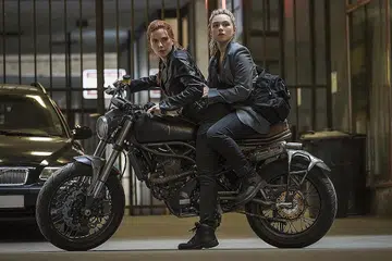 USAHA LUPUT MEMORI SILAM: 'Black Widow' yang dijayakan Scarlett Johansson (kiri) selaku Natasha Romanoff/Black Widow dan Florence Purgh sebagai Yelena membuka lingkaran kisah perjuangan wanita dengan sejarah silam mendukacitakan. - Foto MARVEL STUDIOS
