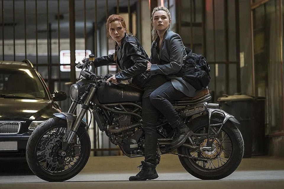 USAHA LUPUT MEMORI SILAM: 'Black Widow' yang dijayakan Scarlett Johansson (kiri) selaku Natasha Romanoff/Black Widow dan Florence Purgh sebagai Yelena membuka lingkaran kisah perjuangan wanita dengan sejarah silam mendukacitakan. - Foto MARVEL STUDIOS