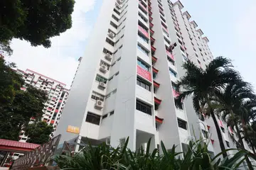 Para penduduk menyatakan bahawa wanita itu adalah seorang guru pesara yang tinggal sendirian di flat Holland Drive dan beliau juga seorang yang peramah dan mempunyai hubungan baik dengan jiran-jirannya. - 