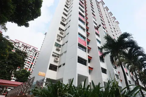 Para penduduk menyatakan bahawa wanita itu adalah seorang guru pesara yang tinggal sendirian di flat Holland Drive dan beliau juga seorang yang peramah dan mempunyai hubungan baik dengan jiran-jirannya. - 
