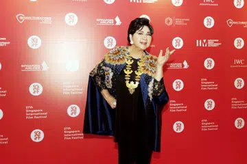 Jatuh Cinta, Marilah Ke Mari dan Apanya Dong, merupakan antara lagu terkenal Allahyarhamha Titiek Puspa.