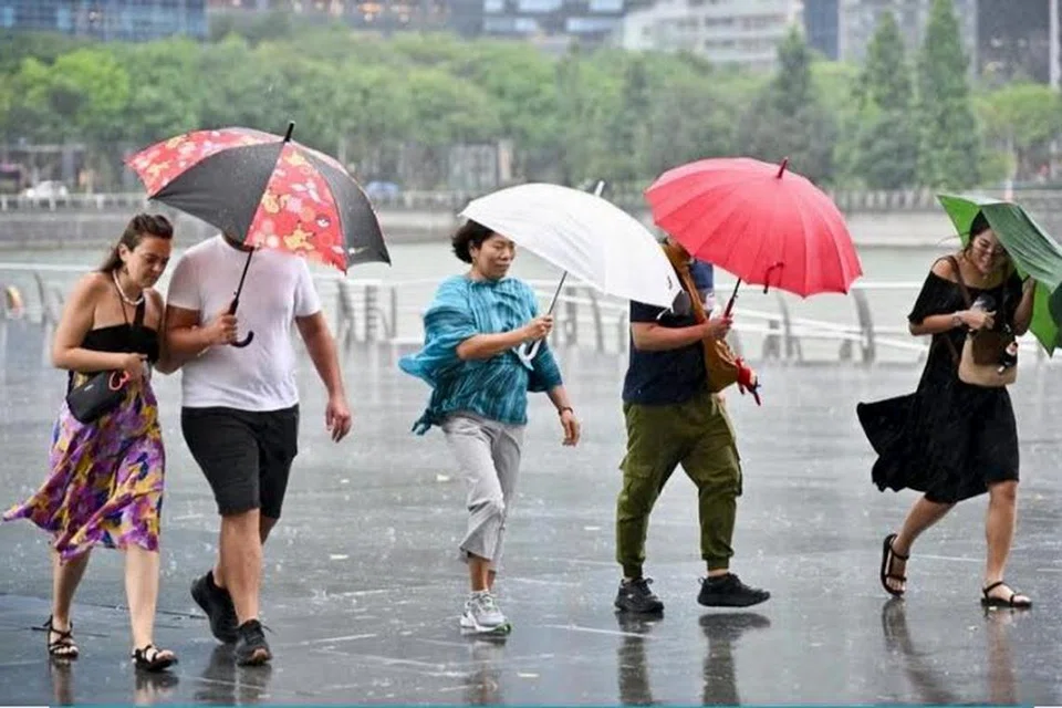 El Nino biasanya membawa cuaca lebih kering dan lebih panas ke Asia Tenggara, manakala La Nina membawa keadaan lebih basah dan lebih sejuk.