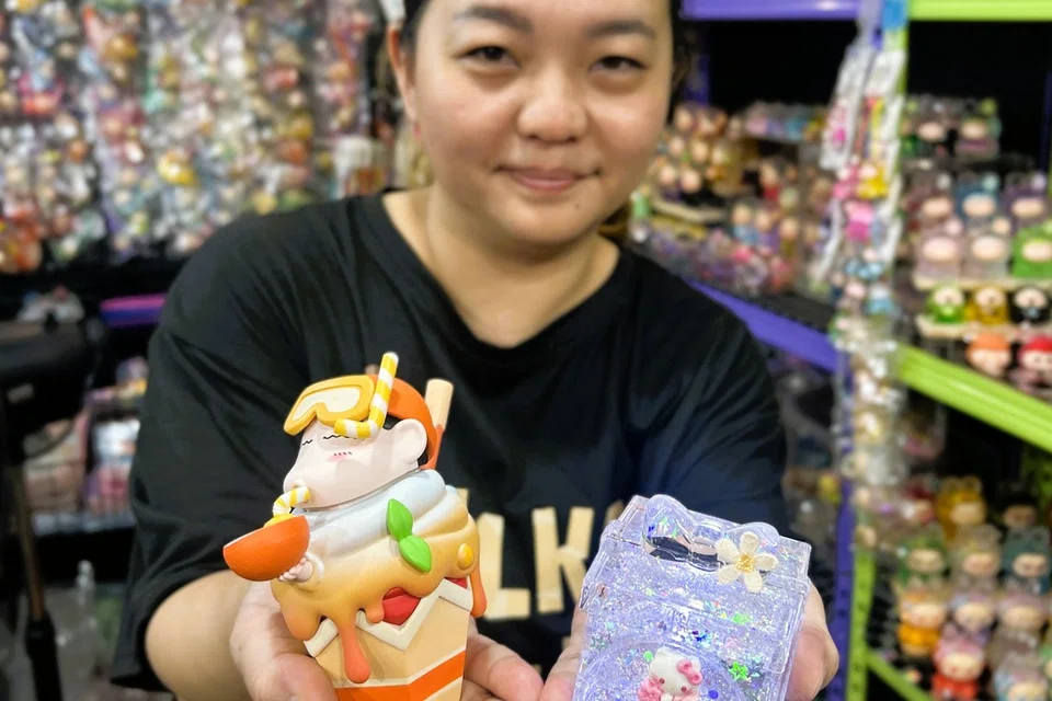 Cik Sally Chua, 48 tahun, berkata ramai kanak-kanak teruja untuk membeli permainan bercahaya dalam gelap atau ‘glow in the dark’ yang dijualnya.