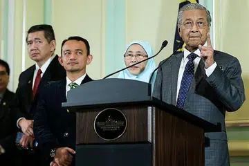 KAJI SEMULA PERJANJIAN: Dr Mahathir (kanan sekali) mengumumkan akan mengkaji semula perjanjian dagangan pasaran saham dengan Singapura. Di sebelahnya ialah Timbalan Perdana Menteri, Datuk Seri Dr Wan Azizah Wan Ismail. Turut hadir ialah Menteri Pelajaran, Dr Maszlee Malik dan Menteri Pertanian dan Industri Asas Tani, Encik Salahuddin Ayub (kiri sekali). - Foto MALAY MAIL