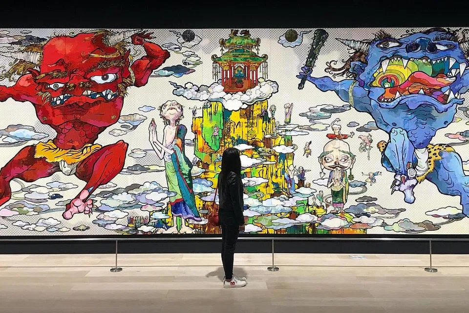 WARNA-WARNI KEHIDUPAN: Apabila melancong seorang diri seperti ke Muzium Seni Mori di Tokyo, Jepun, Cik Janna berpeluang meninjau adat resam di samping budaya seni moden yang giat dimajukan di negara itu. Pengasas muzium yang khusus mempamerkan karya artis Asia itu ialah pemaju hartanah, Encik Minoru Mori. 