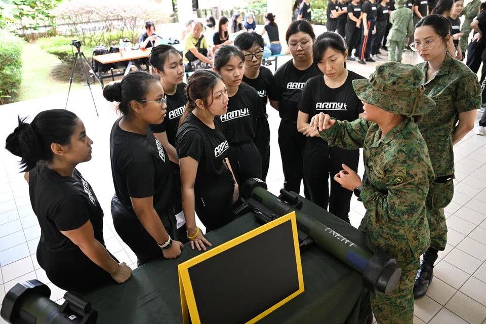 PENGALAMAN UNIK: Peserta memerhatikan demonstrasi cara menggunakan senjata SAF seperti M203 Grenade Launcher, Section Automatic Weapon (Ultimax 100) dan Matador HEAT yang diperkenalkan.