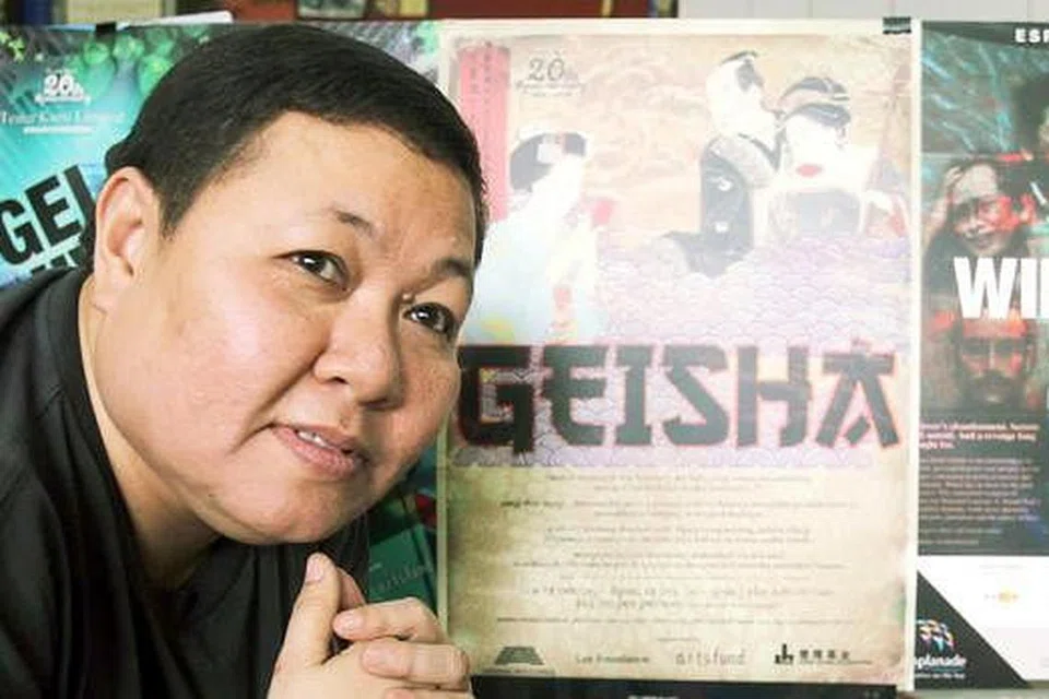 "Persembahan yang mantap daripada setiap penggiat seni.'' - Pengarah artistik Teater Kami, Cik Atin Amat 