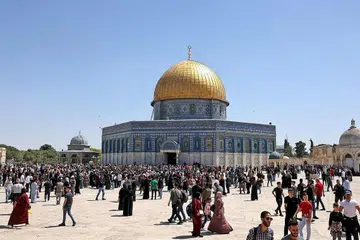SUASANA TEGANG: Rakyat Palestin berkumpul di halaman Kubah As-Sakhra yang terletak bersebelahan Masjid Al-Aqsa di Baitulmakdis. Pertempuran antara rakyat Palestin dengan pihak berkuasa Israel meletus hingga mengakibatkan lebih 150 orang cedera menyusuli ketegangan sewaktu Pesta Passover yang diraikan kaum Yahudi dan Ramadan yang hadir serentak. - Foto AFP