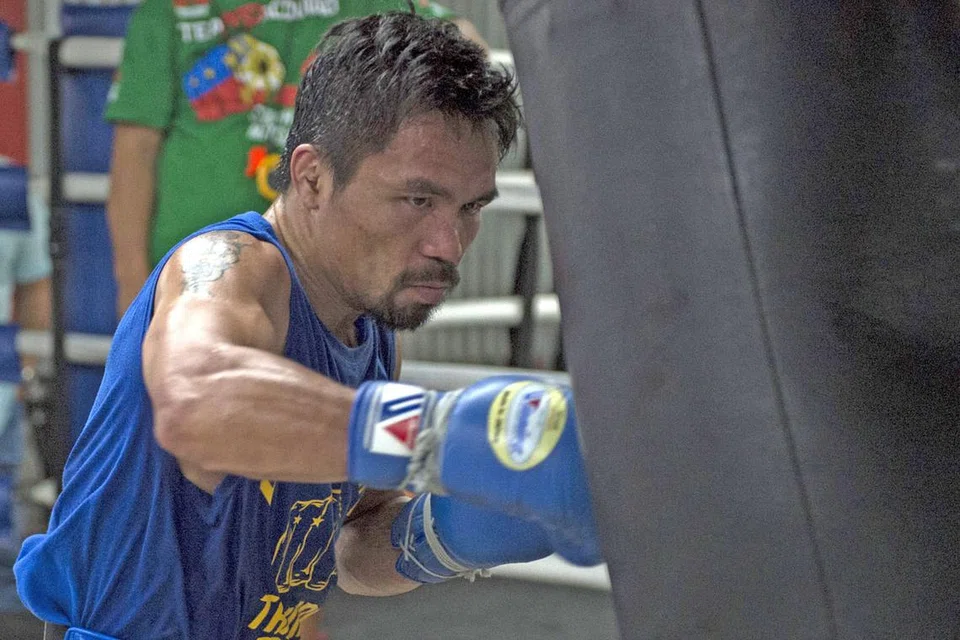 GIGIH BERUSAHA: Pacquiao akui tugas mengimbangi masa bukanlah sesuatu yang mudah. - Foto AFP