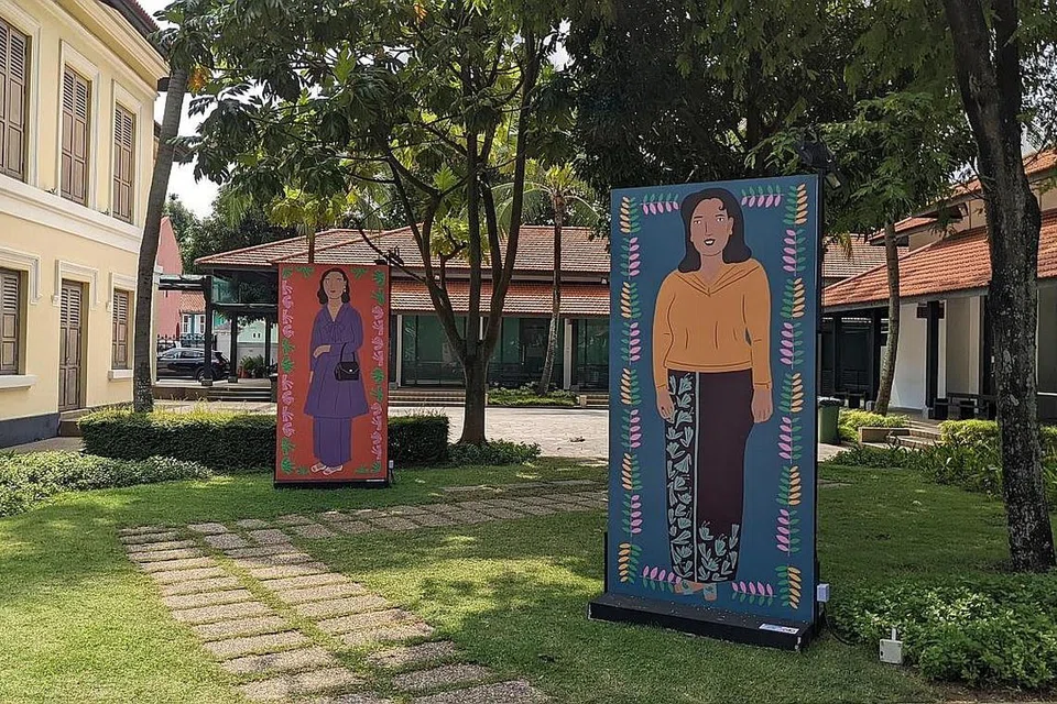 FESYEN DULU-DULU: Orang ramai dapat melihat bagaimana wanita Melayu pada tahun 50an dan 60an berpakaian Melayu melalui lapan papan di sekeliling TWM. - Foto TAMAN WARISAN MELAYU