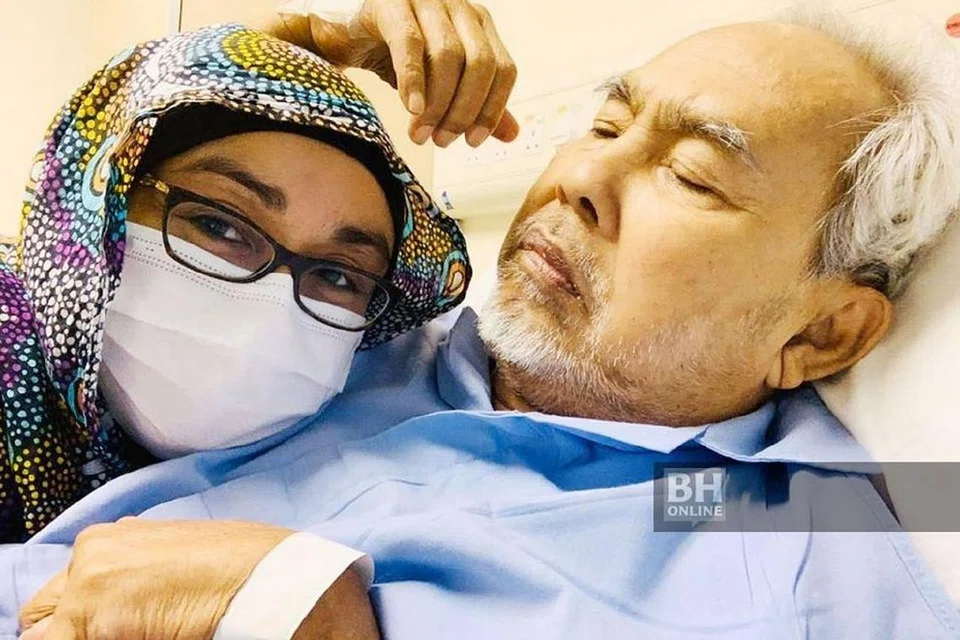 SAYANG AYAH: Pensyarah dan pelakon, Dr Norzizi Zulkifli (kiri) bersyukur keadaan ayahnya, pelakon Zulkifli Zain, beransur pulih setelah awalnya kronik kerana masalah pendarahan dalam otak, jangkitan kuman dalam darah dan masalah buah pinggang. Kini, Zulkifli sudah ada di rumah malah mampu bercerita tentang kegiatan teaternya dahulu apabila diwawancara Dr Norzizi di Instagram. - Foto BERITA HARIAN MALAYSIA