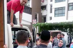 KERJASAMA SEMUA PIHAK: Ramai yang tampil membantu membuka pintu lori termasuk Encik Hasanuddin Johar (berbaju merah di atas lori) apabila seorang kanak-kanak dikatakan terkunci dirinya sendiri di dalam lori bapanya. - Foto FACEBOOK FIQUE FIQ