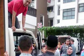 KERJASAMA SEMUA PIHAK: Ramai yang tampil membantu membuka pintu lori termasuk Encik Hasanuddin Johar (berbaju merah di atas lori) apabila seorang kanak-kanak dikatakan terkunci dirinya sendiri di dalam lori bapanya. - Foto FACEBOOK FIQUE FIQ